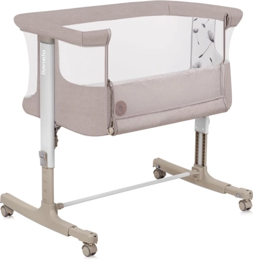 Sikker bedside-crib med justerbar højde og hældning