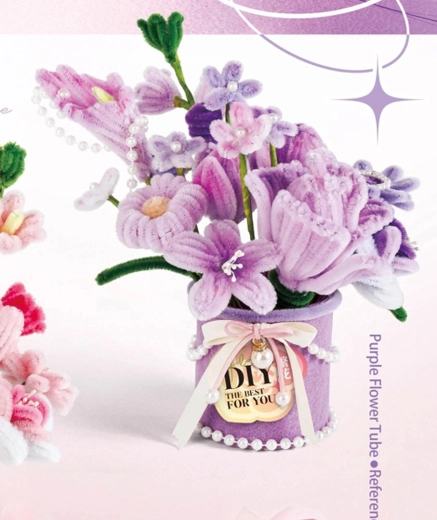 Sæt med bløde blomster til at lave en lilla buket (DIY)