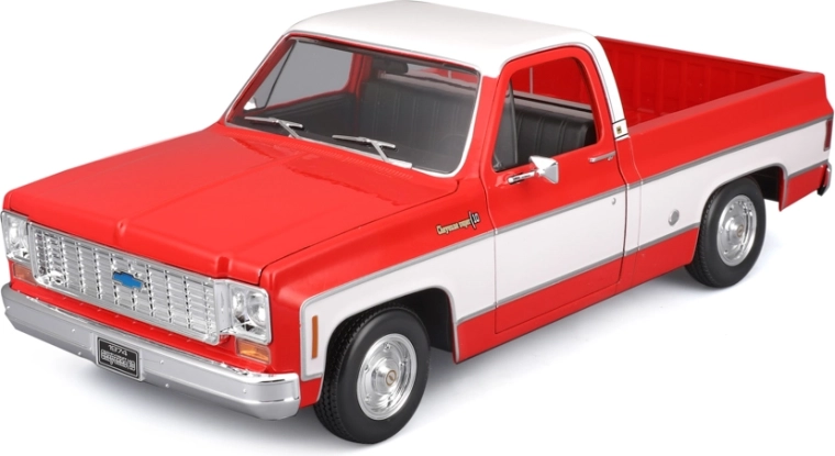 Maisto 1974 Chevrolet C10 Cheyenne Super 1:18 rød‑hvid pickup‑model