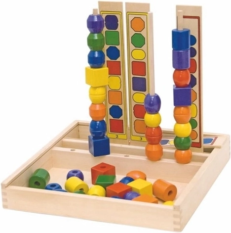 Træperler på pinde til gentagelse af sekvenser