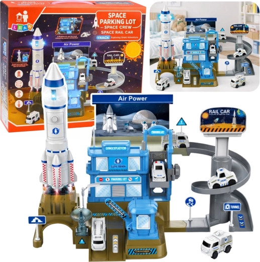 Interaktiv rumstation med raket og fleretagers parkeringshus med lys og lyde