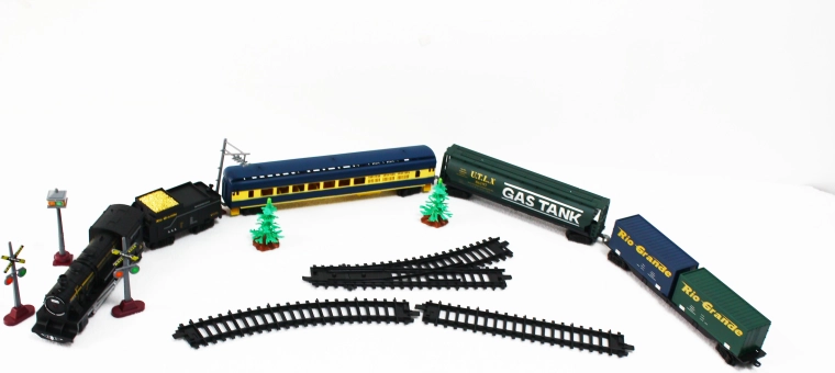 Elektrisk togbane – damplokomotiv med lys, lyd og vogne på batteri