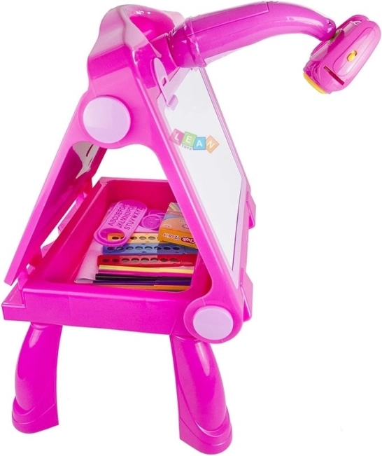 Lyserød tavle med projektor til tegning og maling