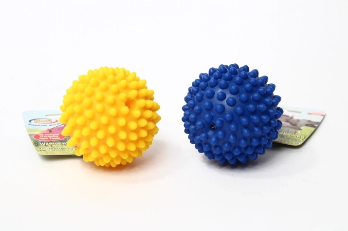Pibende bold med knopper 6,7 cm
