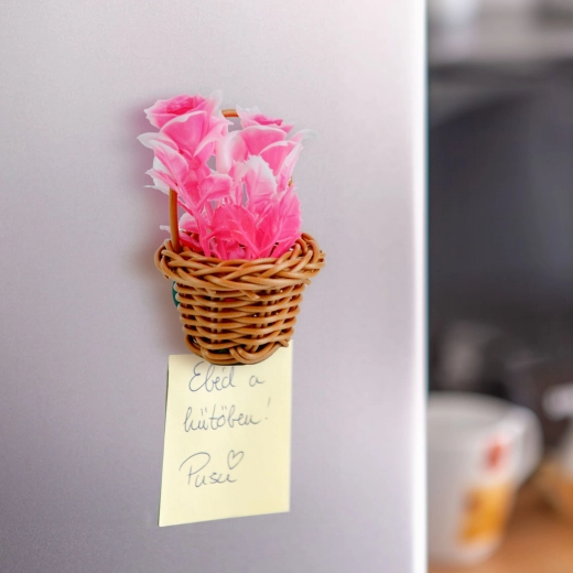 Magnetisk dekoration med kunstige blomster i kurv - 1 stk.