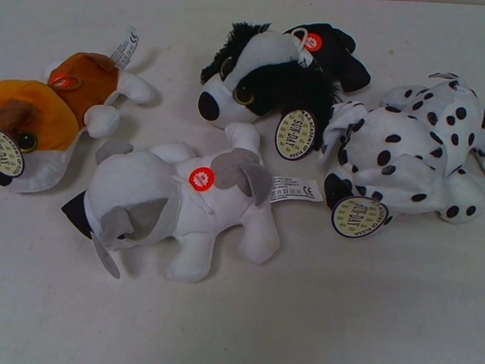 Plys hund med lyd 15 cm (6 varianter)