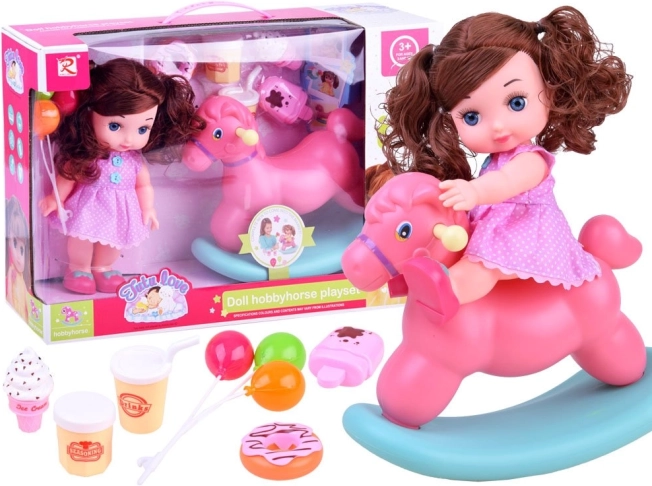 Dukke i lyserød polkaprikket kjole med gyngende hest og tilbehør