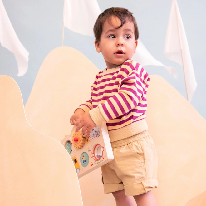 Træpanel med aktiviteter eventyr på vejene