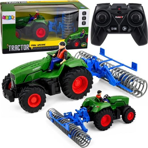 Grøn RC-traktor med markvalse og landmandsfigur 1:24