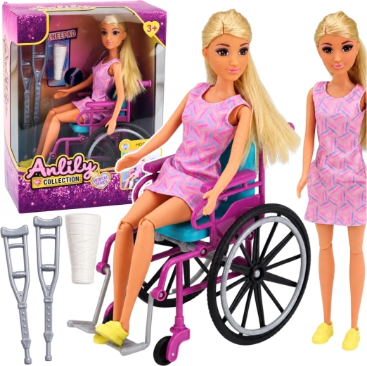 Anlily-dukke i kørestol med krykker og gips (30 cm)