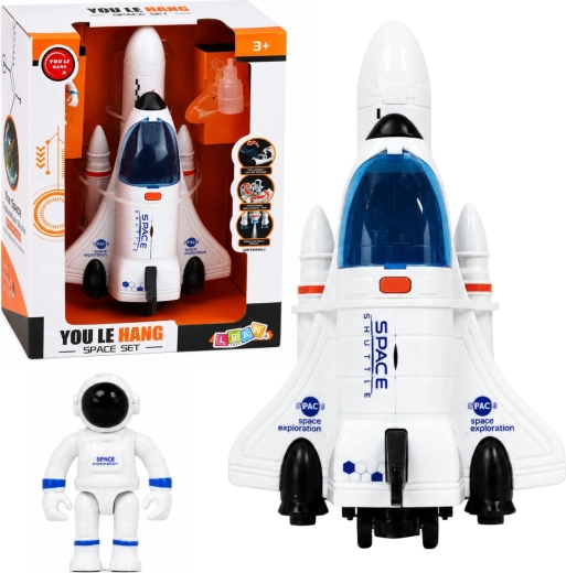 Rumfærge med astronaut med lys, lyde og vandtåge