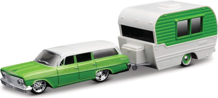 Maisto Chevrolet Biscayne Wagon med campingvogn 1:64
