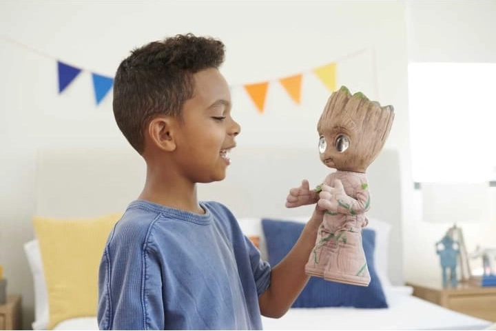 Danser til lyde og underholder hele familien