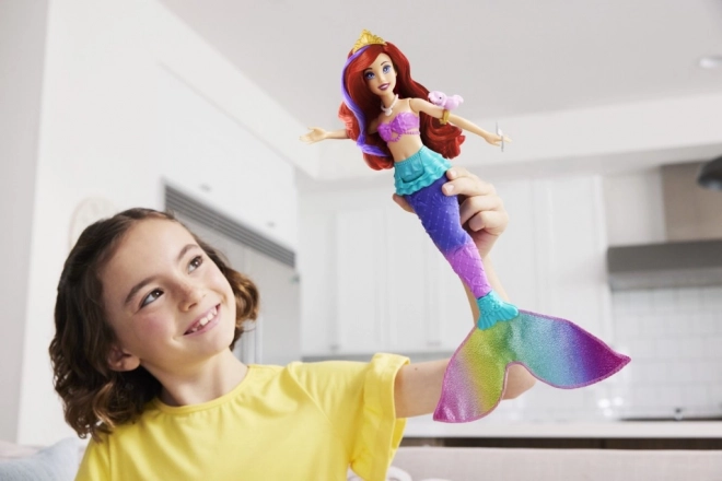 MATTEL Disney Prinsesse dukke Ariel lille havfrue svømmer, skifter farve