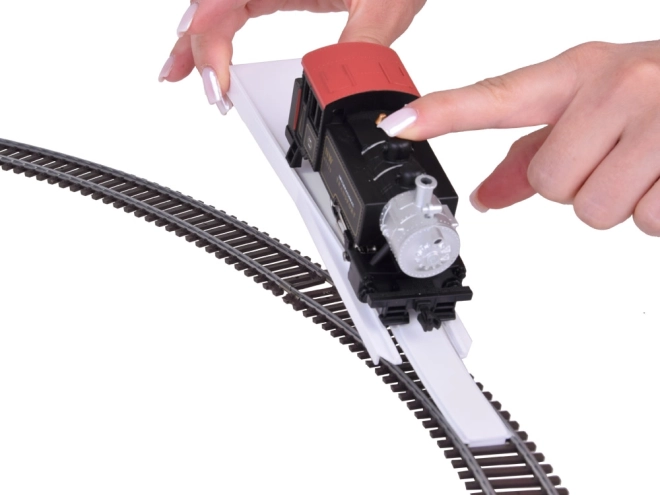 Elektrisk tog med klassisk damplokomotiv og kontrolenhed