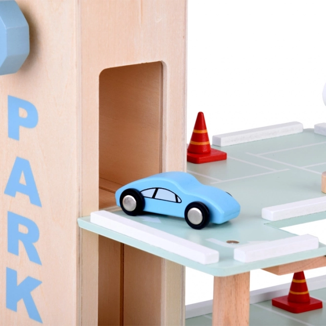 Træ parkeringsgarage i flere niveauer med elevator og biler