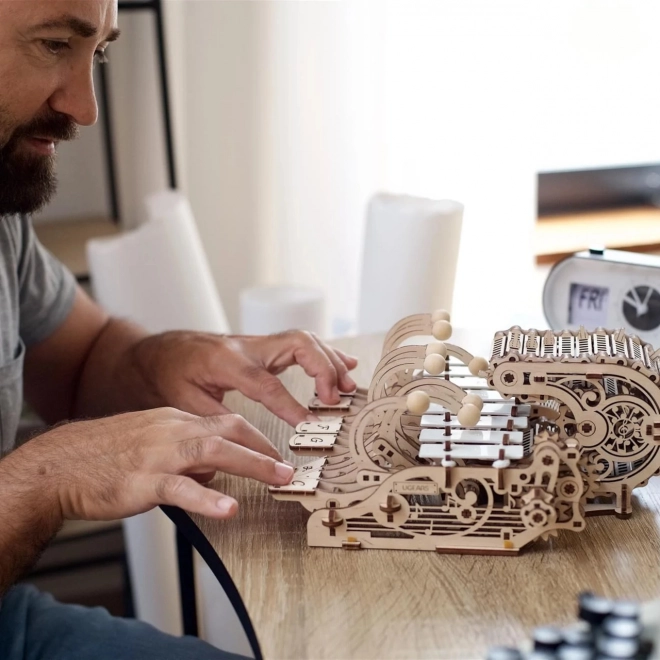 Ugears træmekanisk model af musikinstrumentet Celesta