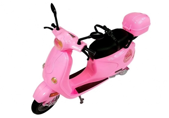 Dukke på pink scooter med hjelm, langt hår