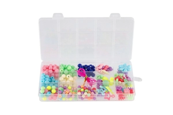 Plastperler farverige med snor i plastboks 10x17x2cm