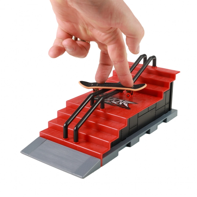 Skatepark pro fingerboarding med rampe og trappe