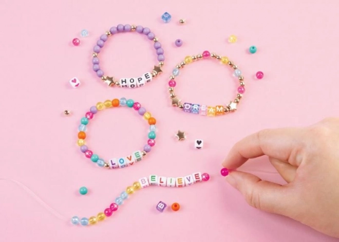 Sæt med alfabetperler. Sig ja!