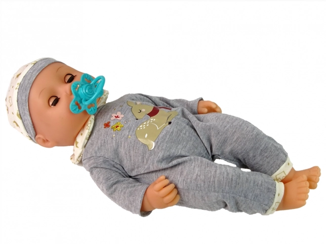 Babydukke i gråt pytjamas med lyde og tilbehør