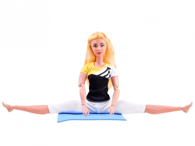 Dukkegyngemist der træner yoga og fitness