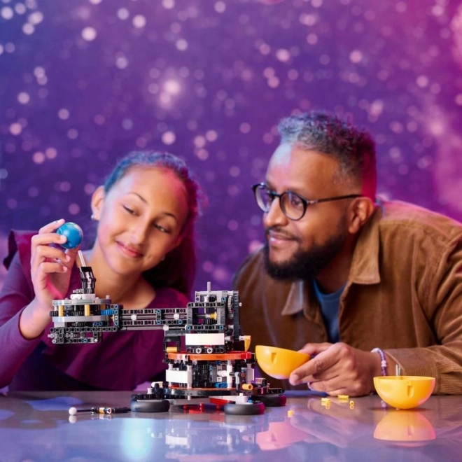 LEGO® Technic 42179 Jordens planet og Månen i kredsløb
