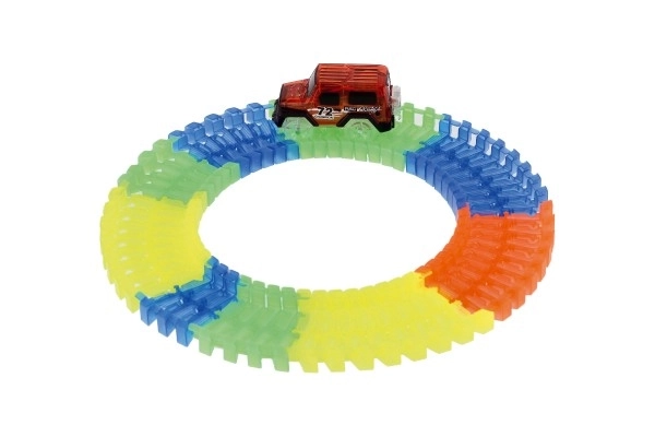Skinne der lyser i mørke + batteridrevet bil i plast 57 dele længde 72 cm på kort 17x24x7 cm