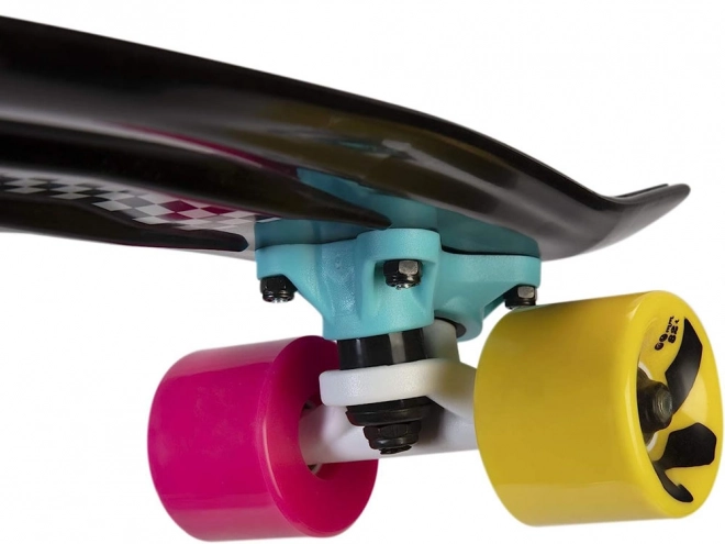 Farverig retro pennyboard med skakternet mønster