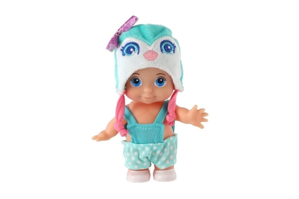 Dukke/baby med hue plastik fast krop 15cm 4 slags i æske 9x16x6cm