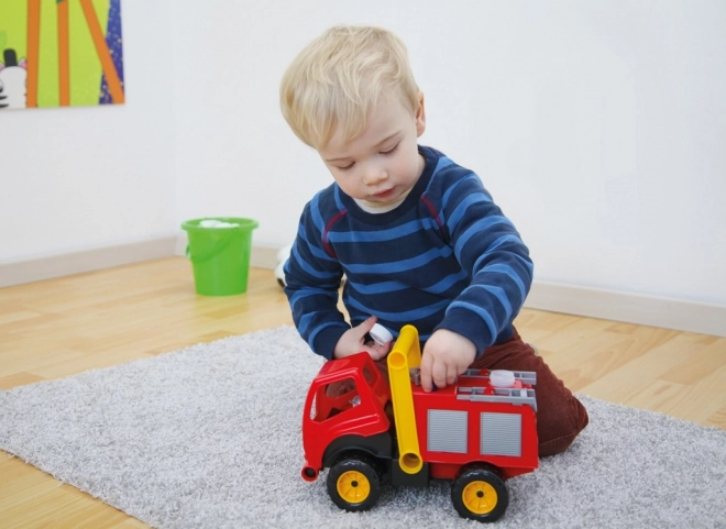 Sprøjtende brandbil med figur