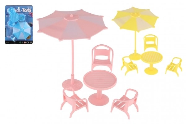 Dukkemøbler/bord og stole med parasol plast 3 farver på kort 18x25x5cm