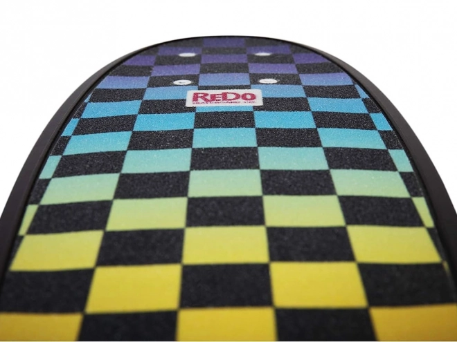 Farverig retro pennyboard med skakternet mønster