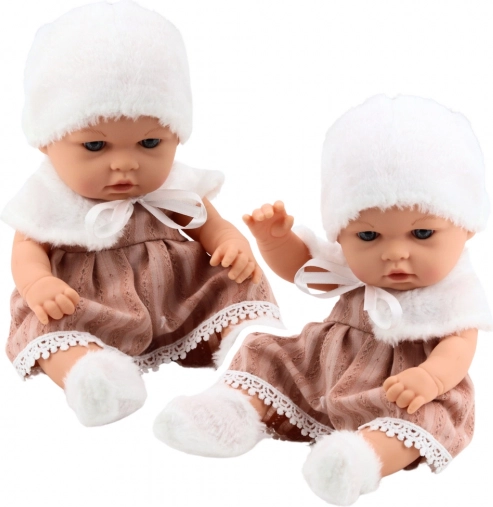 Dukkebaby i beige kjole med hue og krave