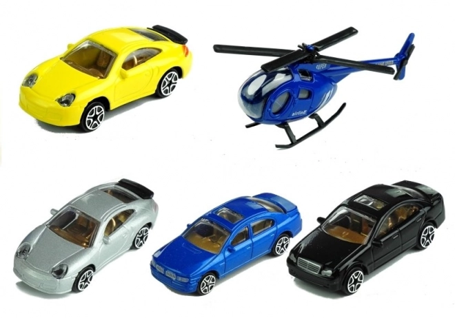 Fleretagers garage med små biler og helikopter