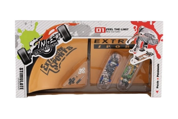 Finger skateboard skruelig 2stk plast 10cm med rampe med tilbehør 2 farver i æske 35x9x18cm