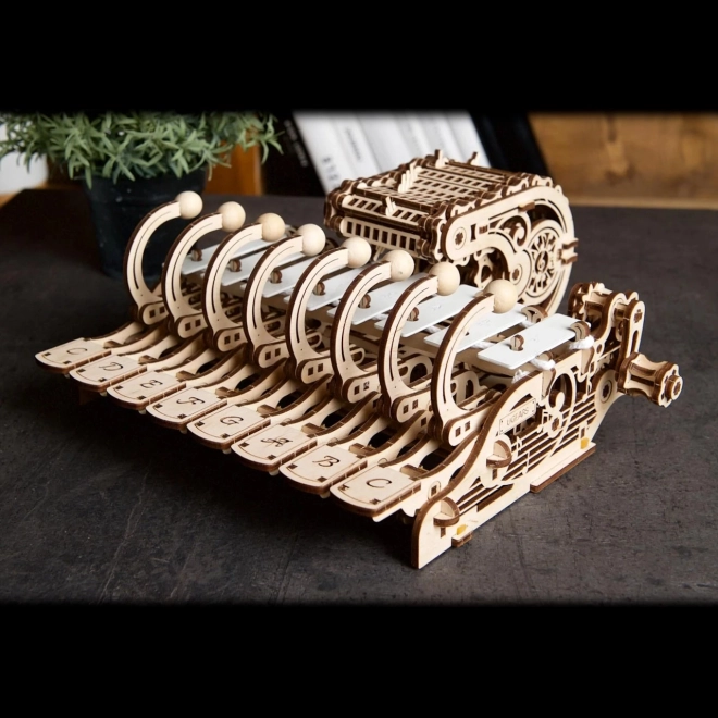 Ugears træmekanisk model af musikinstrumentet Celesta