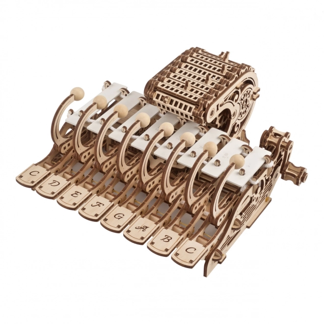 Ugears træmekanisk model af musikinstrumentet Celesta