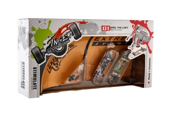 Finger skateboard skruelig 2stk plast 10cm med rampe med tilbehør 2 farver i æske 35x9x18cm
