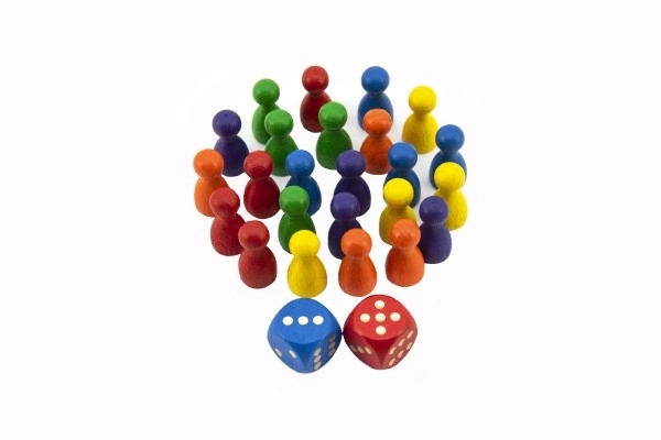 Figurer træ 25mm 24 stk 6 farver+ 2 terninger selskabsspil i pose 7x13cm
