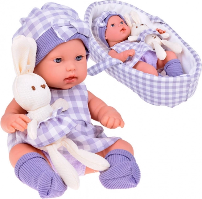 realistisk babydokke med kurv og plysbamse-kanin, grå