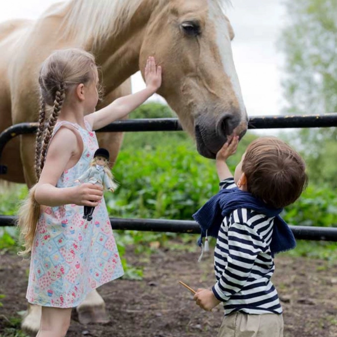 Lottie dukke i ridetøj med hest