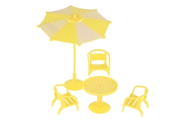 Dukkemøbler/bord og stole med parasol plast 3 farver på kort 18x25x5cm