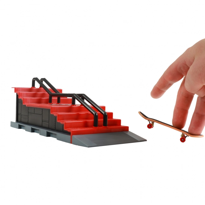 Skatepark pro fingerboarding med rampe og trappe