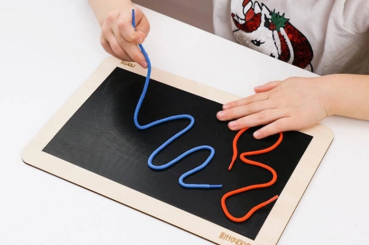 Farvede snore til udvikling af finmotorik