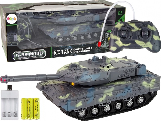 Fjernstyret militærtank med skydningseffekter
