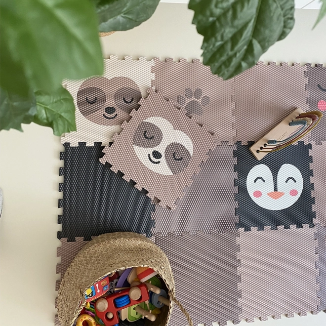 Minideckfloor Stodder - brun med en cremefarvet dovendyr