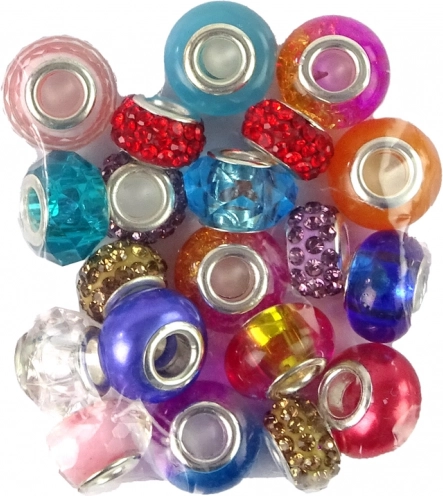 Farvede perler af metal og glas