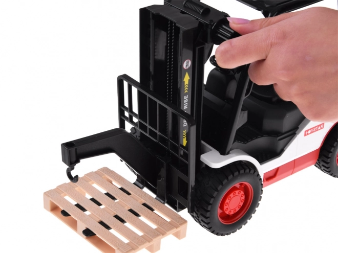 Stor gaffeltruck med palle